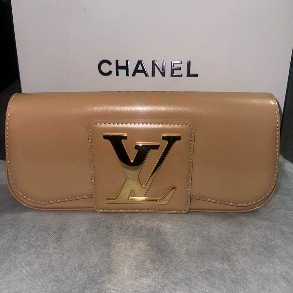 Louis Vuitton
Vernis Sobe Clutch comes with authenticity paper
